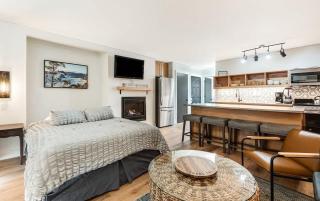 Riverfront condo with balcony near downtown Bend - 5