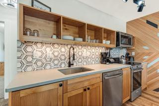 Riverfront condo with balcony near downtown Bend - 1