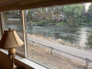 Riverfront cottage just steps from Deschutes River - 6
