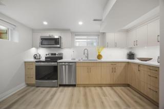 Charming Streetsville 2 Bedroom Suite with Parking and Laundry - 2