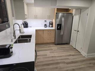 Charming Streetsville 2 Bedroom Suite with Parking and Laundry - 1