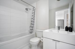 Modern CityPlace 2BR Balcony & Free Parking - 6