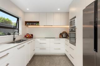 Villa on Valley Rd - Central Mount Location - 4