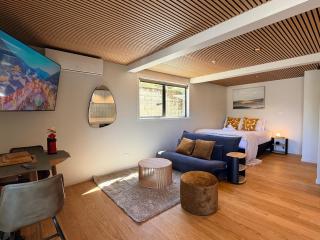 Modern Timber Retreat - 2 mins drive to Town - 9