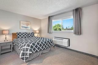 Downtown Condo with Riverview & Balcony - Bend - 7