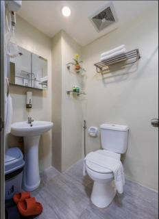 High Floor Studio with Balcony just a Walk to Ayala - 3