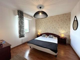 Appartement 3 Pièces avec Balcon et Piscine à Coëx - FR-1-224-824 - 2