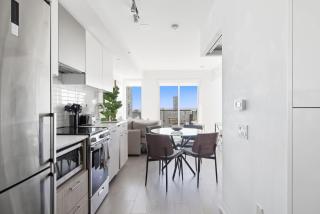 Stunning Family-Friendly Parking & City Views - 5