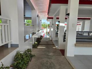 Kangaroo Hill Pavilion Resort and Drive Inn - 3