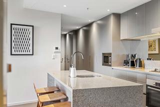 Sky High Views in the Heart of Canberra - 6