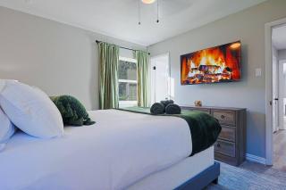 3BR Richardson Park Retreat With Deck Sleeps 11 - 6