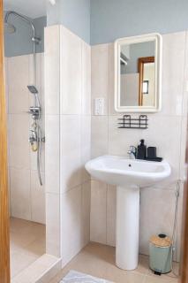 Charming 3 bedroom apartment, pool, 2 mins walk from the beach - 2
