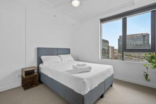 Modern 2 Bedroom Apartment - Short stroll to James St - 7