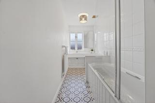 NEW! 5 Bedroom Family Home Leamington Spa perfect for relocators, Parking, Garden, Wi-Fi - 5