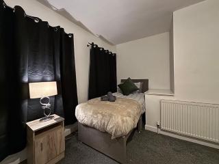 Ideal for Contractors off-street parking - 3