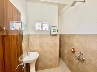 Yepplo Holiday Home - Nongmynsong - Shillong - 24hrs Caretaker - Breakfast - Power Backup & Parking - 8