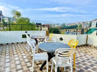 Yepplo Holiday Home - Nongmynsong - Shillong - 24hrs Caretaker - Breakfast - Power Backup & Parking - 4