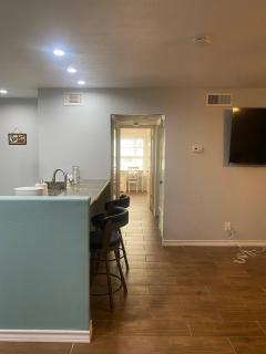 2 bedroom and 2 bathroom Condominium in Medical Center - 2