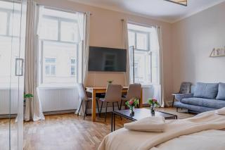 Cozy & Friendly 2BR Apartment Near Attractions - 3