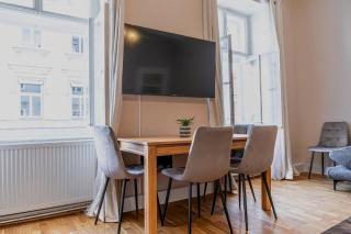 Cozy & Friendly 2BR Apartment Near Attractions - 2