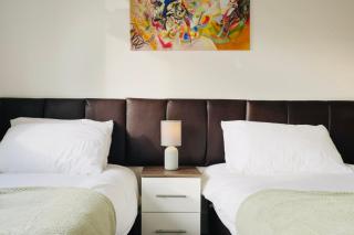 City centre Modern 2 Bedroom Apartment Marina & Station Walk - 2