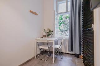 Comfortable 3BR Shared Retreat Next to Belvedere Palace - 1