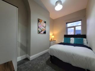 Spacious 4 Bedroom Contractor House- Walking distance to Hanley Centre - 6