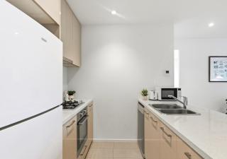 Luxury NYC-Style Inspired Charm 3BR Apartment with Pool, Gym and CBD Views - 5