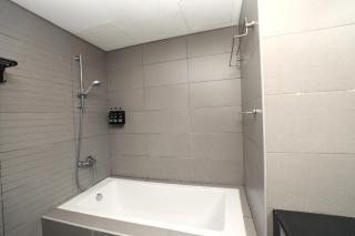 Waterfront 1Br Apt in Al Reem Island | Reem Mall - 4