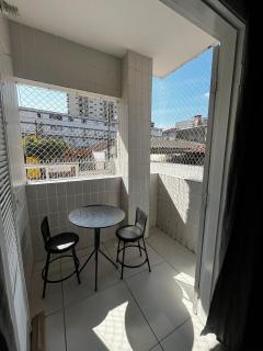 102 Studio -Térreo Ar Cond com Varanda - 5 hóspedes- garagem - WI FI e 200 metros da Praia, 50 metros da Av Gastronômica da PG - 0