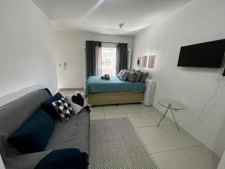 102 Studio -Térreo Ar Cond com Varanda - 5 hóspedes- garagem - WI FI e 200 metros da Praia, 50 metros da Av Gastronômica da PG - 3