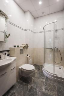 Families & Large Groups - 6 Bedrooms - 12 Guests - Best Central Location - 4