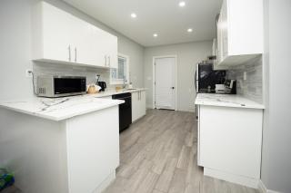 Charming Upper, 3BD, with workspace in Walkerville - 2