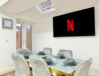 Luxury 5-Bed House with Cinema and Games Room -City Centre - Long stays welcome - 9