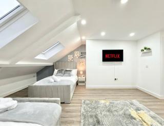 Luxury 5-Bed House with Cinema and Games Room -City Centre - Long stays welcome - 3