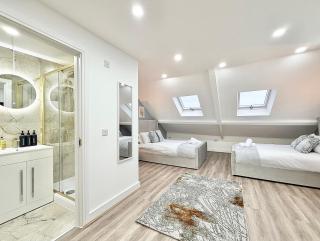 Luxury 5-Bed House with Cinema and Games Room -City Centre - Long stays welcome - 4