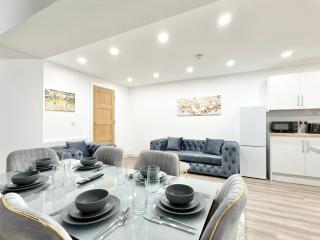 Luxury 5-Bed House with Cinema and Games Room -City Centre - Long stays welcome - 8