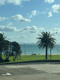 2br Ground floor F 1 Privat backyard with free parking 5 mins to Tram stop 15mins walk to the beach - 5