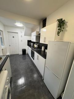 2BR Apartment Parking, Wi-Fi, Great for Business Stays and Relocators - 7