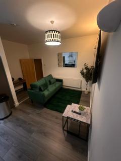 Spacious City Centre 2-Bedroom Apartment by StaySavvy Accommodation - 9