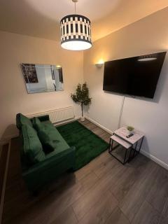 Spacious City Centre 2-Bedroom Apartment by StaySavvy Accommodation - 8