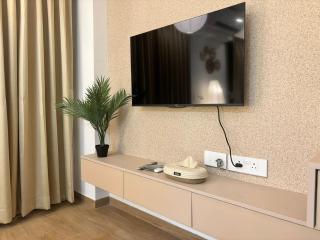 Ivory Stays- Serene luxe Studio Near Airport with Balcony - 1