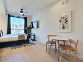 Chic City Hideout, Near Hospital, Park and Eats - 8
