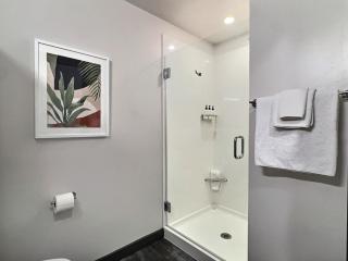 Downtown Vibes, Cozy Stay Near Parks and Eats - 7