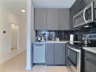 Downtown Vibes, Cozy Stay Near Parks and Eats - 3