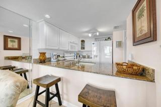 One Seagrove Place 1703 - 4