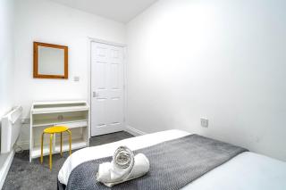 Derby Apartment, Sleeps 6, Free Parking & Close to amenities - 5