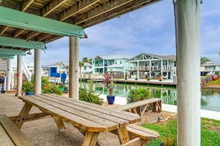 Waterfront Communal Pool Dock Pet-Friendly - 7