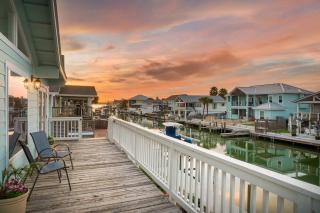 Waterfront Communal Pool Dock Pet-Friendly - 3