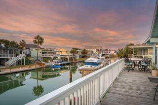 Waterfront Communal Pool Dock Pet-Friendly - 2